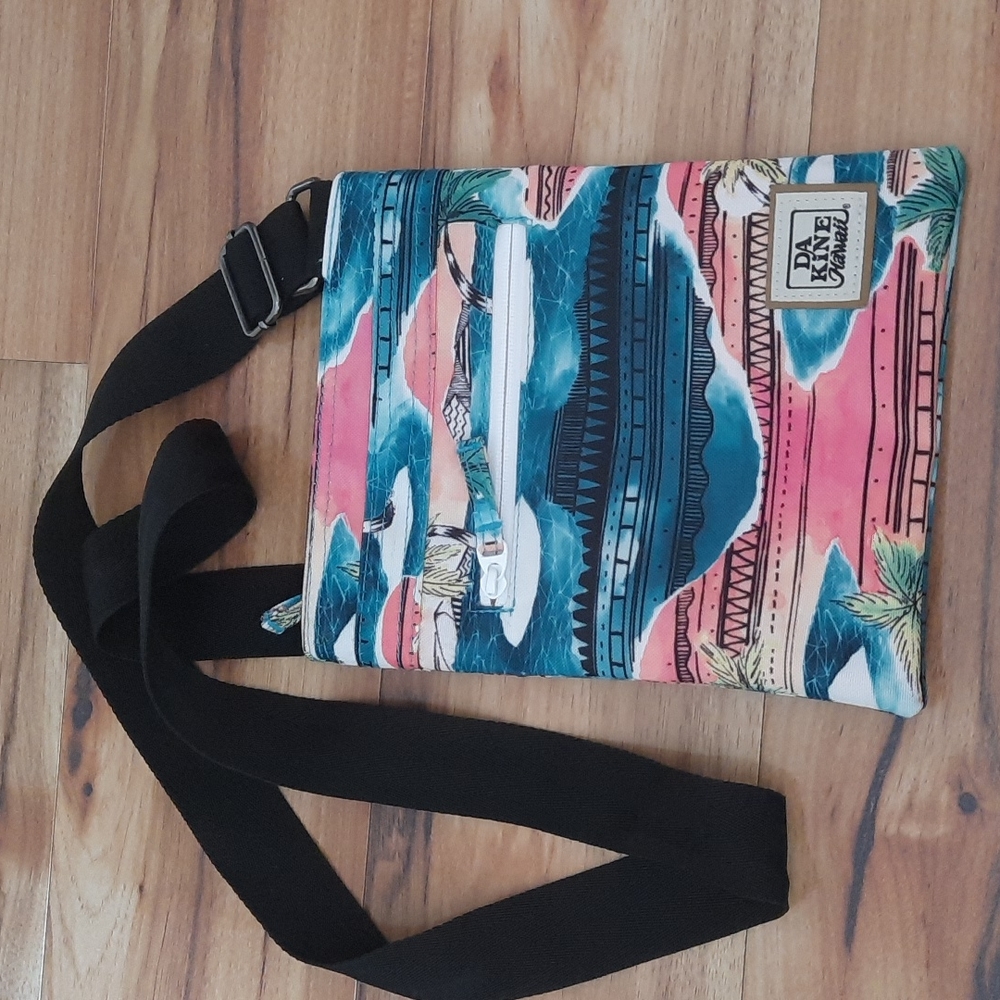 Like new Da Kine Hawaii crossbody bag
